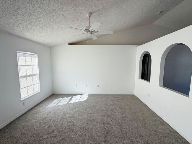 Building Photo - Beautiful 3 Bedroom, 2 Bathroom Home with Upgrades Throughout