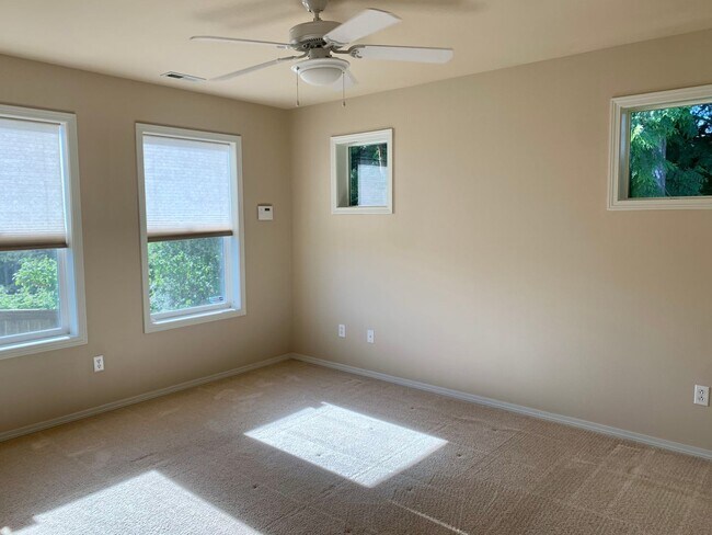 Building Photo - 3 Bedroom Poulsbo Home!