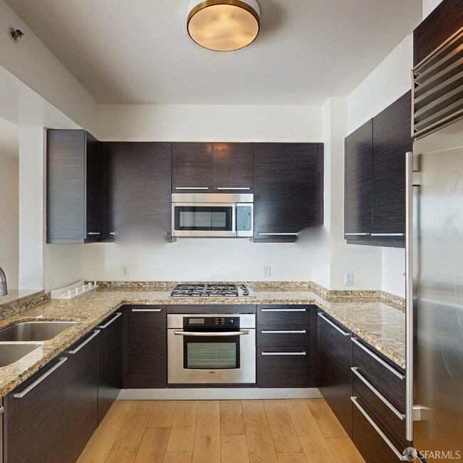 Building Photo - 425 1st St