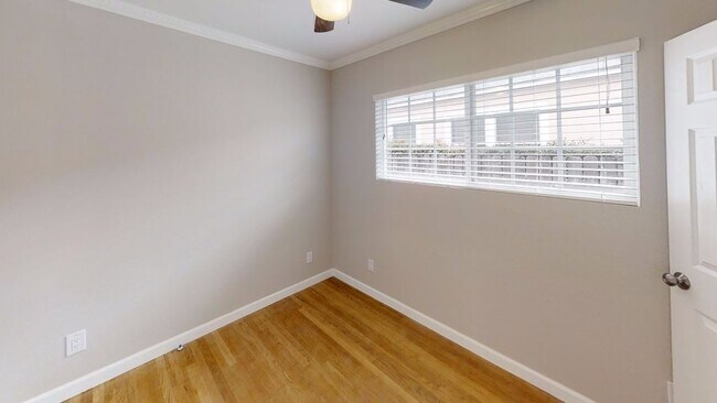Building Photo - Cozy 3BD/1BA w/ Large Kitchen! (Lease out, pending signatures. Check back in a few days!)