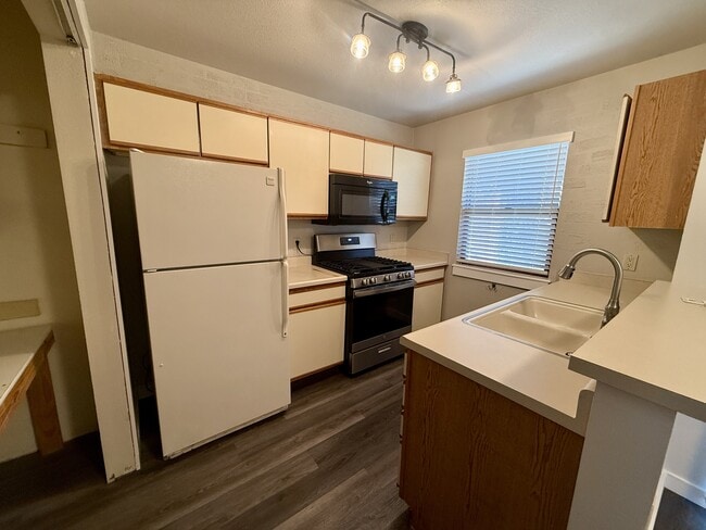 Building Photo - 127 Iveystone Ct