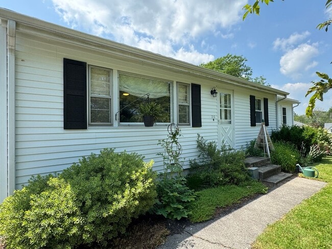 Building Photo - Beautifully Maintained 2 Bedroom Single Fa...