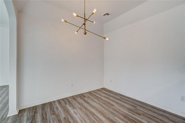 Building Photo - Absolutely Adorable, 2 bed, 2 bath, 2 car ...
