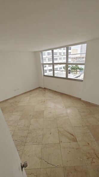 Building Photo - 825 Brickell Bay Dr