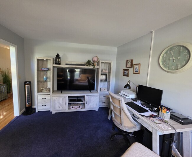 Building Photo - Beautiful 3 bedroom, 2 bath house with one car garage, located on Cummins Creek