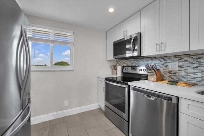 Building Photo - 601 N Ocean Blvd