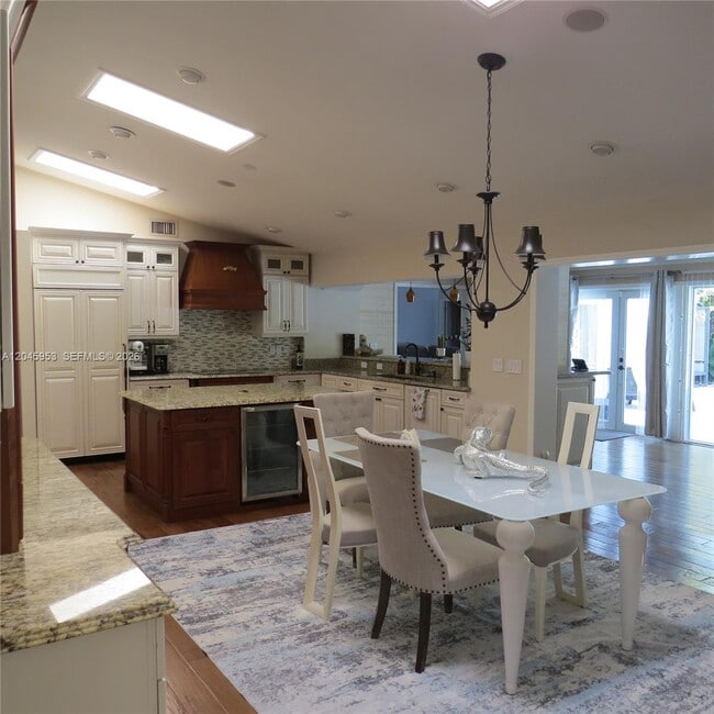 Building Photo - 542 N Cypress Dr
