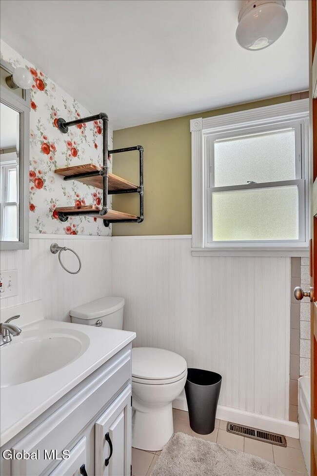 Building Photo - 138 Elm St