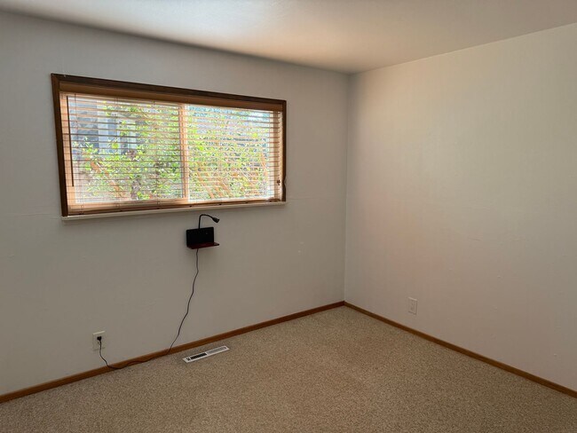 Building Photo - Desirable St Francis Neighborhood