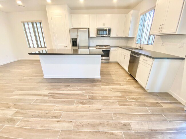 Building Photo - STUNNING LIKE NEW SINGLE-FAMILY HOME 3 BEDROOM / 2.5 BATHROOMS, WITH 2 CAR GARAGE!!