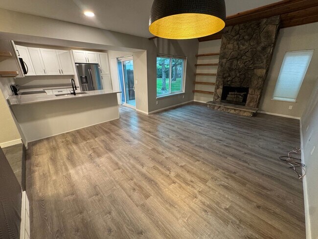 Building Photo - Aurora Townhome Right on the Golf Course