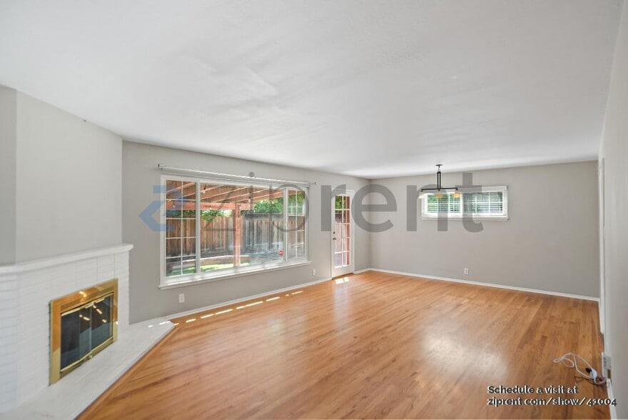 Building Photo - 2276 Markham Ave