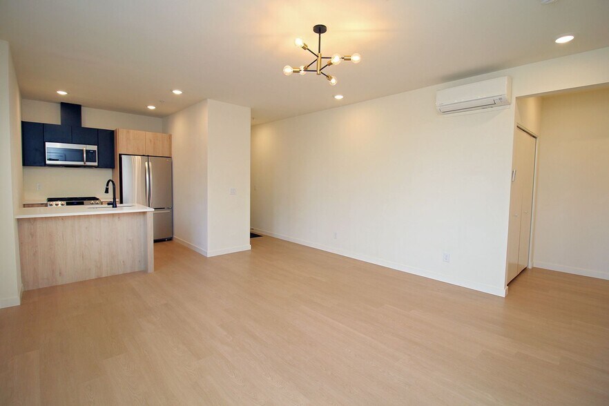 Building Photo - 7530 N Richmond Ave