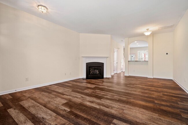 Building Photo - Excellent 2 BR Townhome close to Downtown Raleigh.  Available now!