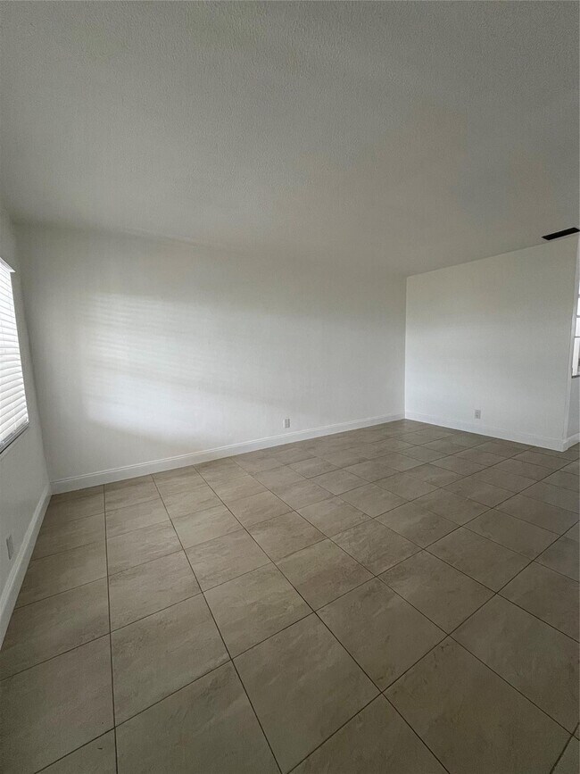 Building Photo - 2550 NE 51st St