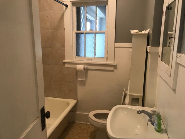 Building Photo - Cute 2 bedroom house $995