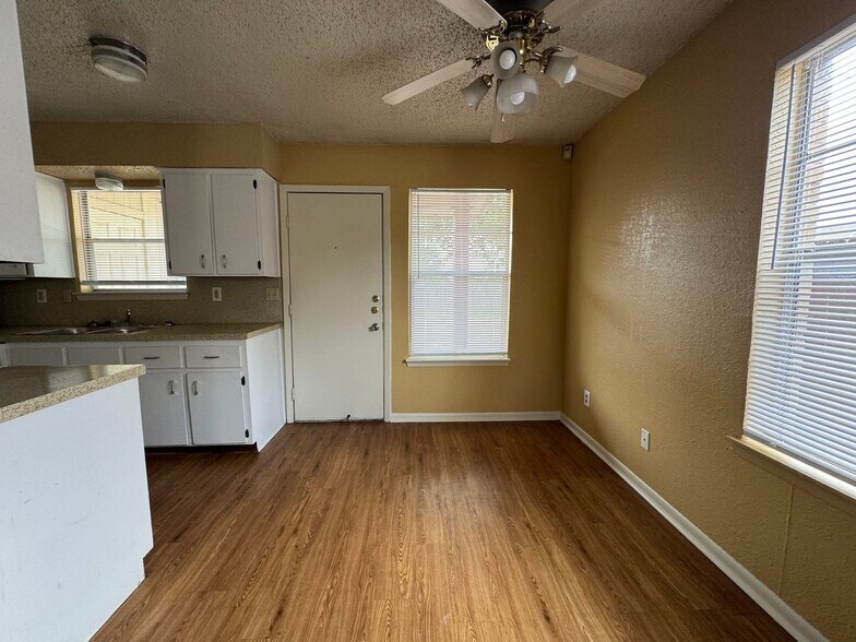 Building Photo - 2208 Hunt Dr