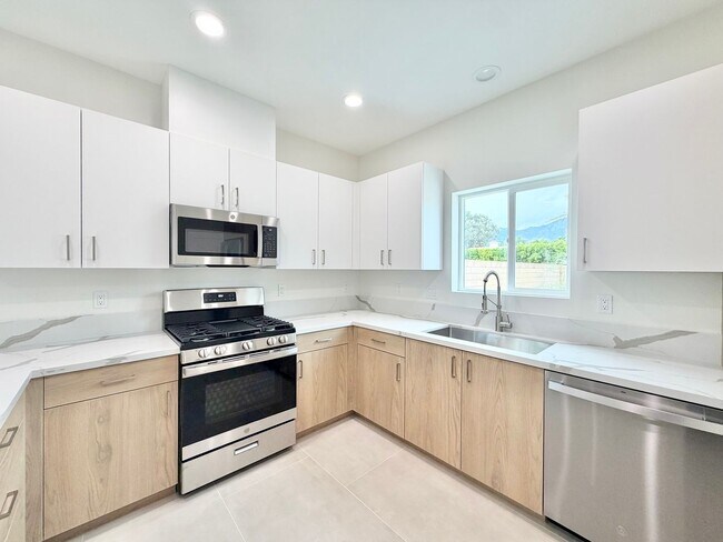 Building Photo - AVAILABLE NOW!! Beautiful 4 Bedroom 3 Bathroom Home in Cathedral City