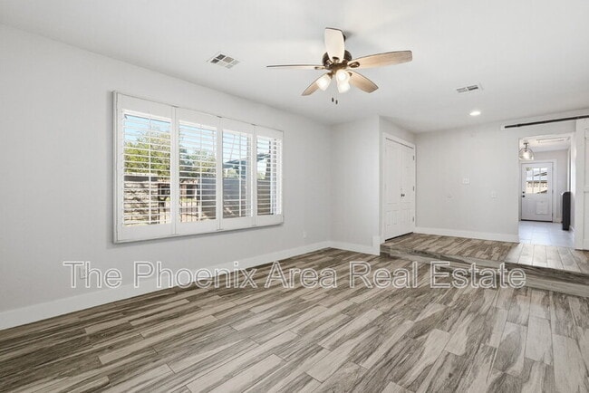 Building Photo - 447 E Carson Dr