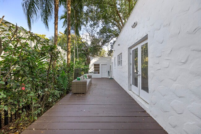 Building Photo - 1139 Venetia Ave