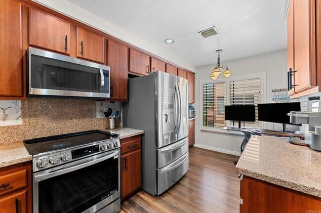 Building Photo - 3 Bedroom Townhouse