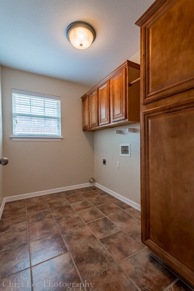 Building Photo - Large 3 Bedroom Home in Perfect Condition! Great Location!