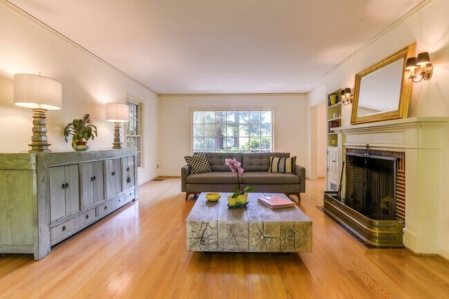 Building Photo - Beautiful Dream Home in the Southwest Hills! Call now to live amongst the trees!