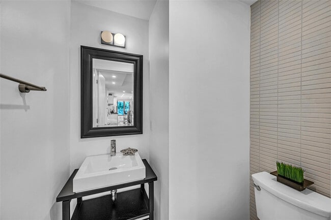 Building Photo - 1511 NE 4th Pl