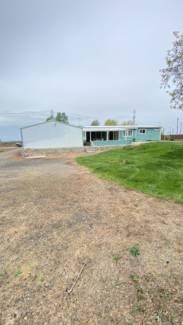 Building Photo - Great Little Home Out Of Town With Lots To...