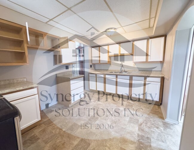 Building Photo - Crestline Home Available Now