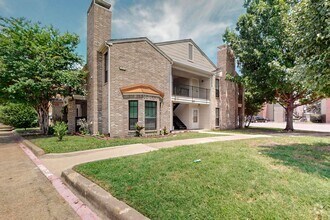Building Photo - Stylish Upstairs Corner Unit Near Lake Ray...