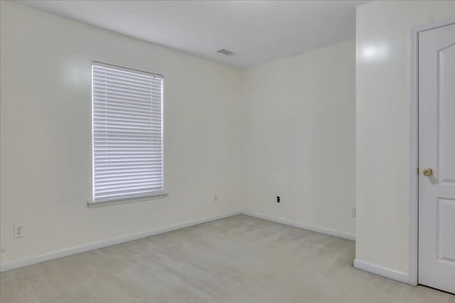 Building Photo - MOVE IN READY