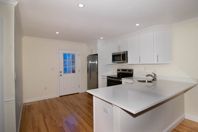 Building Photo - 5 W Chapel St