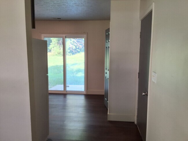 Building Photo - Cozy 3 Bed, 1 Bath House Fenced in yard, M...