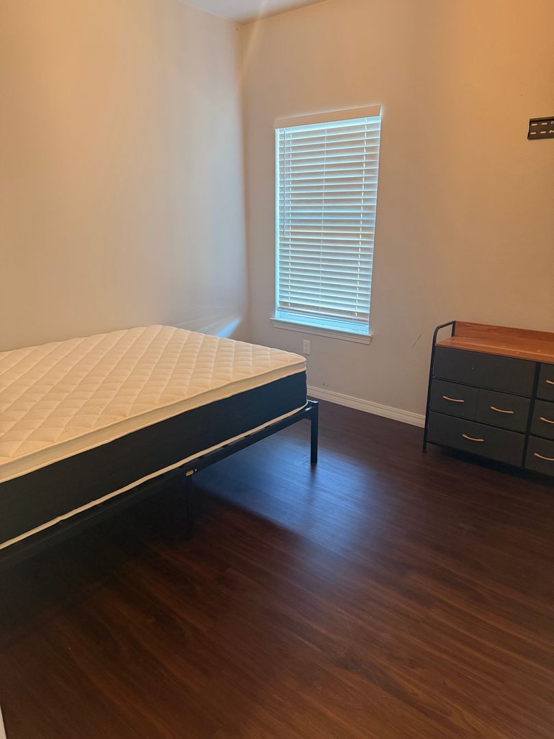 Building Photo - 1002 Westgate Ave