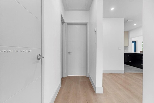 Building Photo - 570 SW 45th Ave