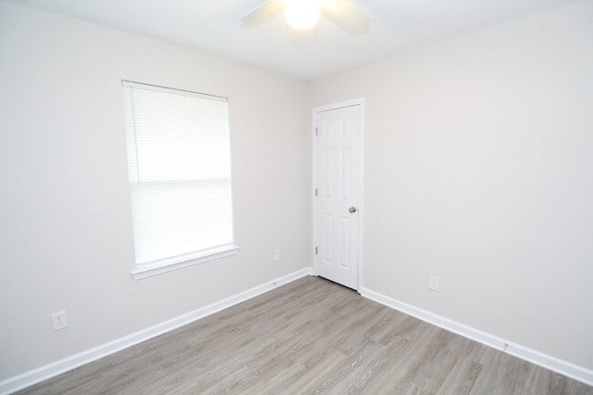 Building Photo - Updated 3/2 Brick Duplex in Northwest Pens...