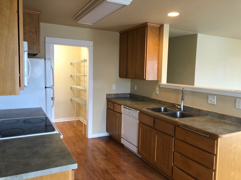 Kitchen sink - 2272 McCall Dr