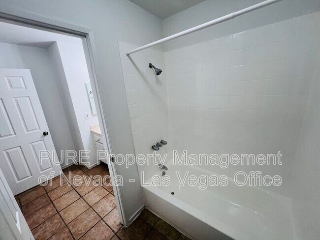 Building Photo - 1405 E Vegas Valley Dr
