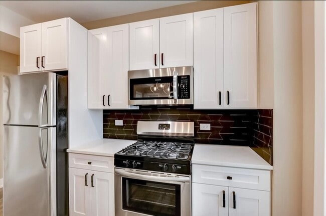 Building Photo - 3001 N Sawyer Ave