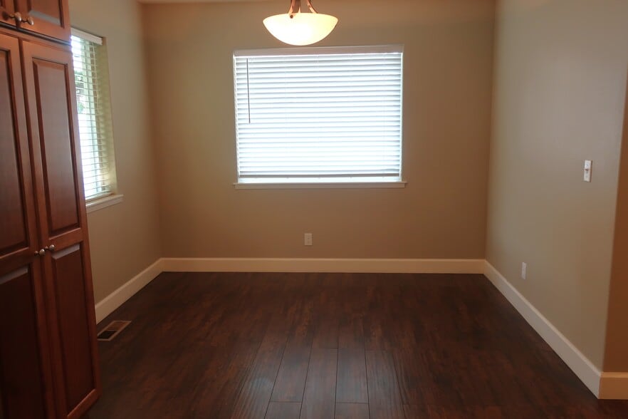 Building Photo - 135 S Cove Ave