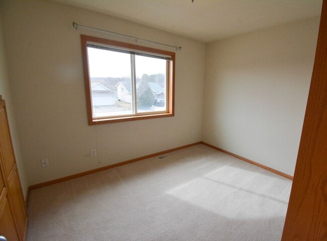 Building Photo - Spacious 3 Bed, 2 Bath Townhome with Attached Garage Available Now