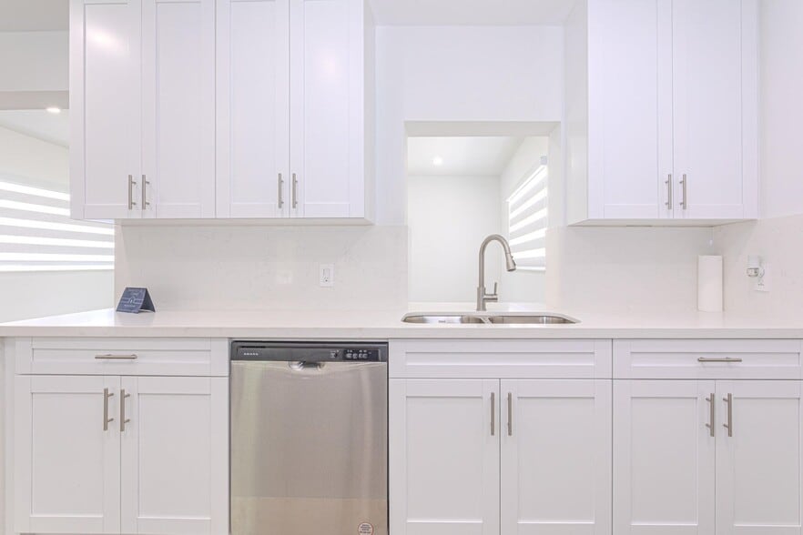 Building Photo - 1717 16th Ct N