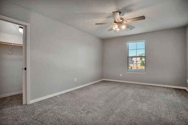 Building Photo - Very well maintained 4 Bed 3 Bath home in Great Location!