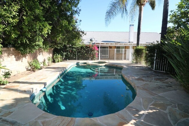Building Photo - Beautiful West Hills Pool Home For Lease!