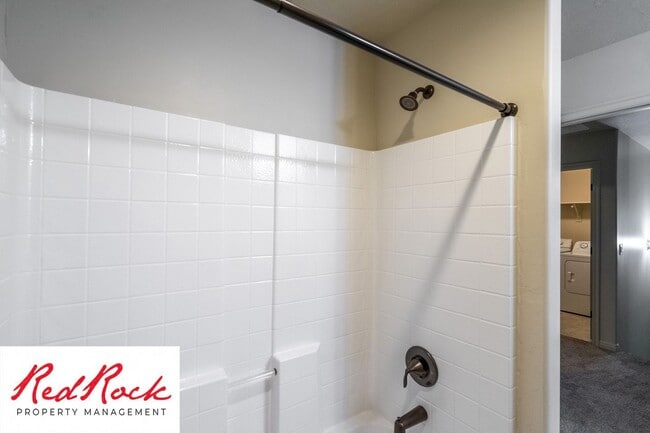 Building Photo - Lovely townhome with Community Pool!