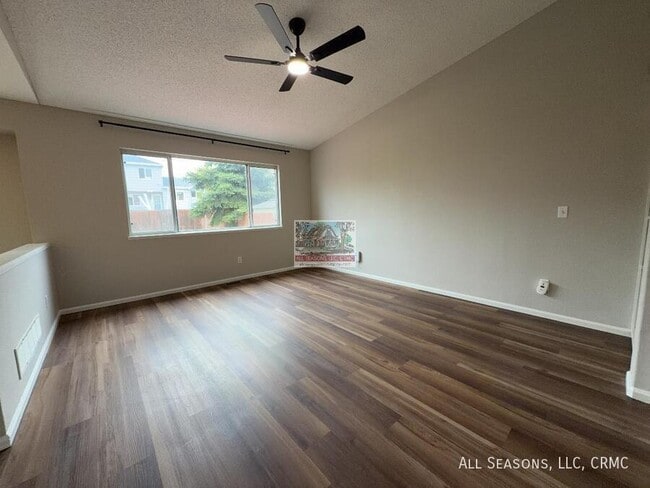 Building Photo - 5921 Fossil Dr