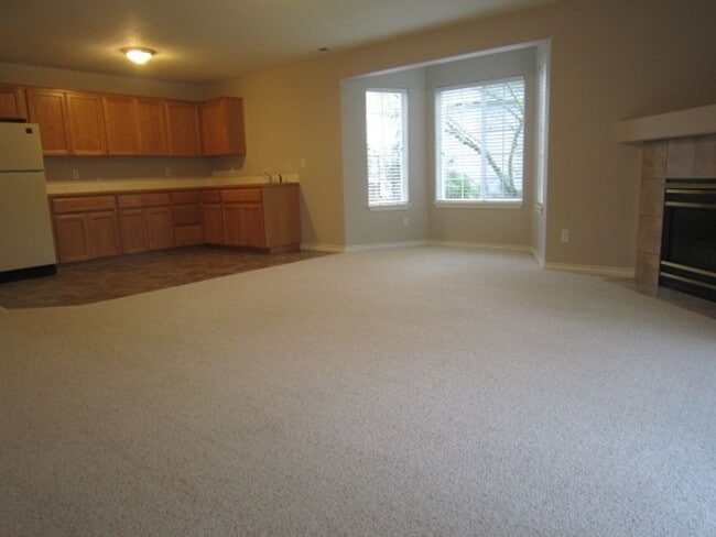 Building Photo - Large Bethany Home on a Corner Lot! 6 Bed 3 Bath