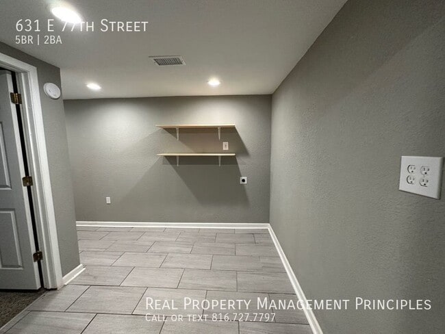 Building Photo - 631 E 77th St