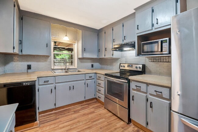 Building Photo - Charming 4 Bedroom Pensacola Rental in a Convenient Location!